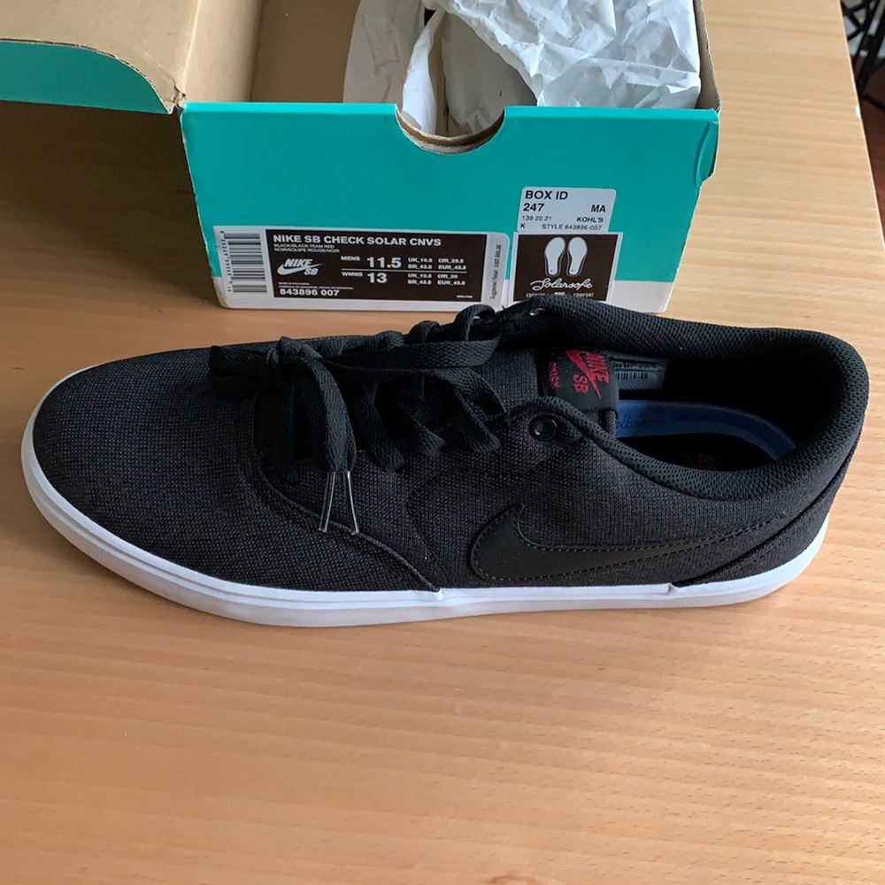 Men’s Nike SB Check Solar Canvas w/ solarsoft cushioning. New in box-never worn